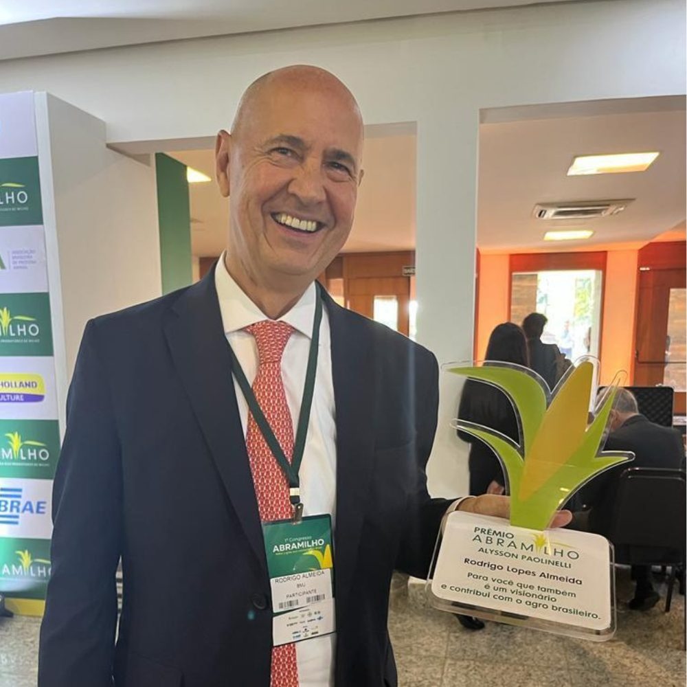 Rodrigo Almeida, Conselheiro Sênior da BMJ, recebe o prêmio Abramilho como reconhecimento às suas contribuições para o setor de Agronegócios.